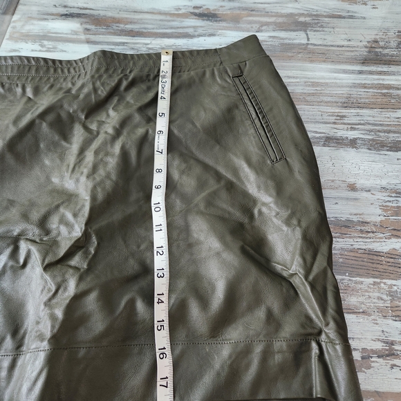 Smart Set Olive Leather Skirt - Picture 5 of 6